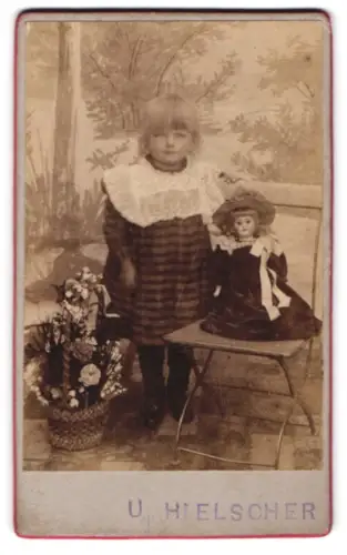 Fotografie U. Hielscher, Ort unbekannt, kleines Mädchen mit ihrer grossen Puppe auf dem Stuhl