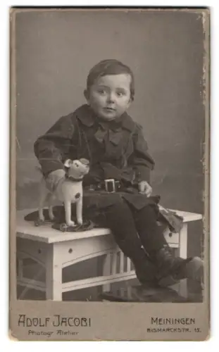 Fotografie Adolf Jacobi, Meiningen, Junge mit seinem Stofftier Hund auf Rollen