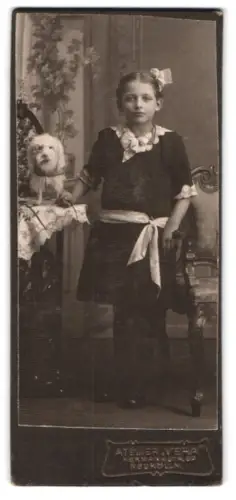 Fotografie Atelier Vera, Neukölln, kleines Mädchen mit Stoffhund an der Leine