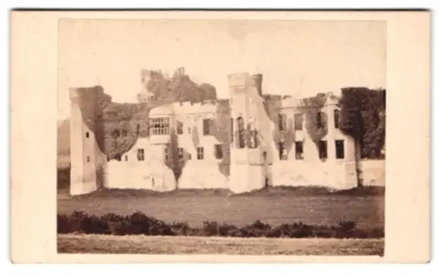 Fotografie F. S. Mann, Hastings, Ansicht Herstmonceux, Blick auf Herstminceux Castle, Ruine