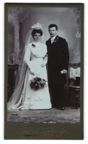 Fotografie Gustav Kadansky, Kratzau i. B., junges Hochzeitspaar im Brautkleid und Anzug