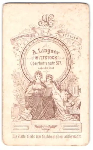 Fotografie A. Lingner, Wittstock, zwei Frauen als Künstlerinnen mit Bild in der Hand nebst Globus