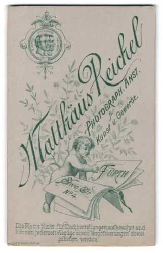 Fotografie Matthäus Reichel, Fürth i. B., Junge blättert in einer Zeitung mit Anschrift des Fotoatelier
