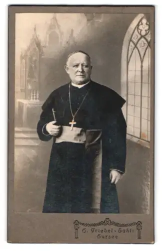 Fotografie H. Friebel-Sahli, Sursee, höherer Geistlicher im Talar mit Kruzifix