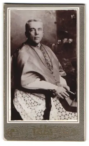 Fotografie unbekannter Fotograf und Ort, höhrer Geistlicher im liturgischen Gewand