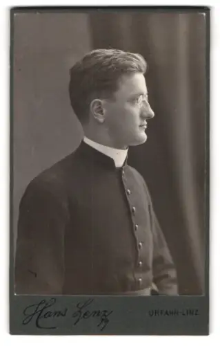 Fotografie Hans Lenz, Urfahr, junger Pastor im Talar mit Collar