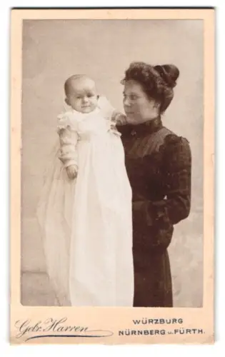 Fotografie Gebr. Harren, Würzburg, junge Mutter mit ihrem Kind auf dem Arm