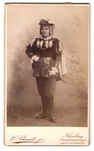 Fotografie C. Schmidt jr., Nürnberg, junge Frau im Kostüm zum Fasching