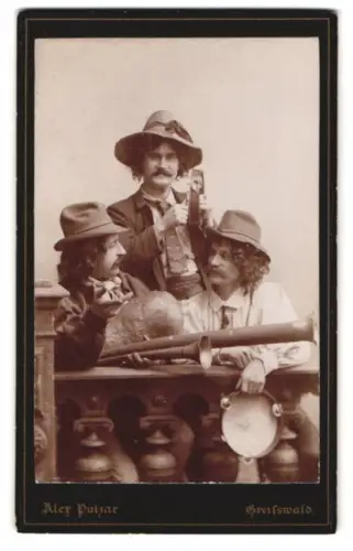 Fotografie Alex Putzar, Greifswald, drei junge Männer als Vagabunden mit Tamburin und Tröten, 1893