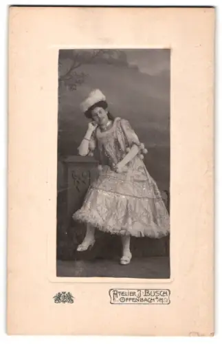 Fotografie J. Busch, Offenbach a. M., junge Frau im festlichen Kostüm zum Fasching