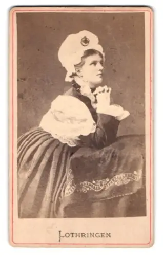 Fotografie unbekannter Fotograf und Ort, Portrait junge Frau in Lothringer Tracht beim Beten, Tracht Frankreich