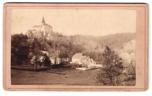 Fotografie unbekannter Fotograf, Ansicht Friedland i. Böhmen, Blick nach dem Schloss Friedland