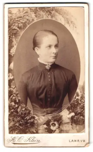Fotografie H. O. Klein, Lahr i. B., junge Frau im dunklen Kleid mit Brosche, im Passepartout