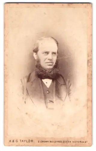 Fotografie A. & G. Taylor, London, englischer Herr im Anzug mit Chin Strap Bart / Schifferkrause