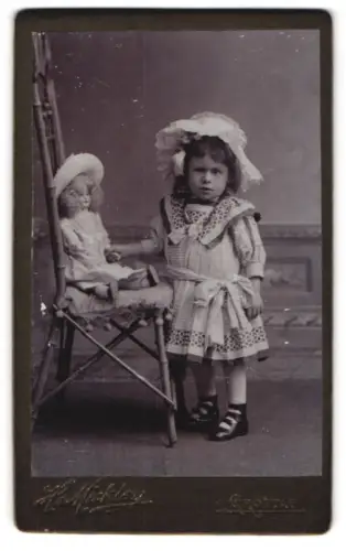 Fotografie H. Michler, Grottau, kleines Mädchen mit ihrer grossen Puppe auf dem Stuhl