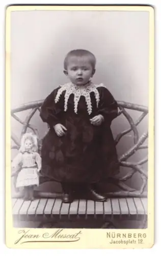 Fotografie Jean Muscat, Nürnberg, kleins Kind mit seiner Puppe auf einer Bank
