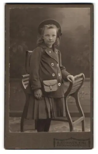Fotografie A. Röhwer, Kiel, junges Mädchen zum ersten Schultag mit Ranzen
