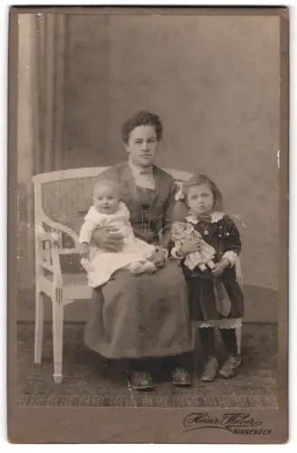 Fotografie Heinr. Weber, Winnenden, Mutter mit ihren beiden Kinder, Tochter mit Puppe im Arm