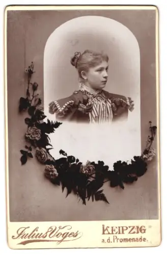 Fotografie Julius Voges, Leipzig, junge Frau im Kleid, im Passepartout