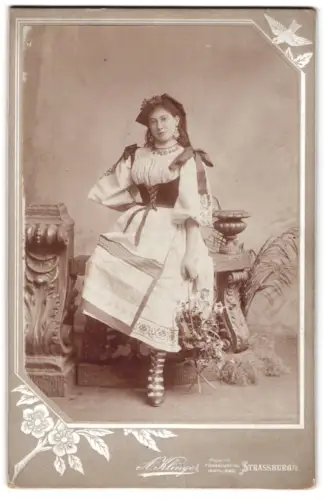 Fotografie A. Klinger, Strassburg, junge Französin in Elsässer Tracht, Tracht Frankreich, 1898