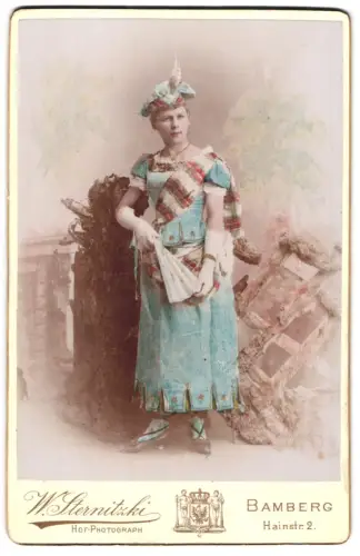 Fotografie W. Sternitzki, Bambeg, Frau zum Fasching im Kostüm, Handkoloriert