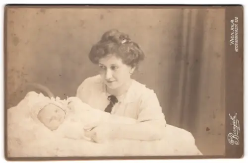 Fotografie Carl Bosnjak, Wien, Mutter mit ihrer Tochter Elisabeth, Mutterglück, 1913