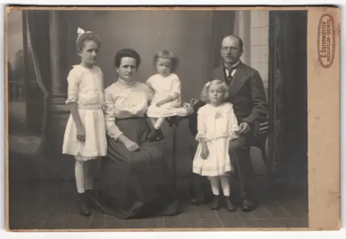 Fotografie E. Ostenkötter, Hirschfelde, Mutter und Vater mit ihren drei Töchtern, Mutterglück