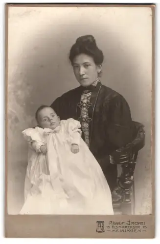 Fotografie Adolf Jacobi, Meinigen, junge Mutter stolz mit ihrem Kind auf dem Schoss, Mutterglück
