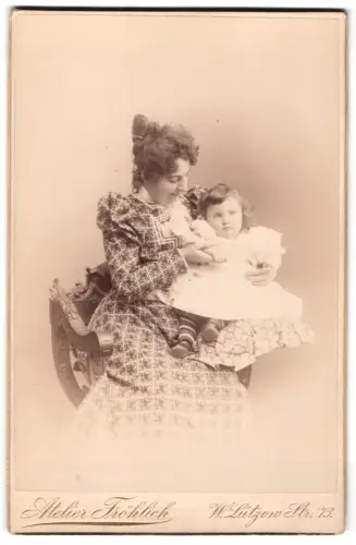 Fotografie Atelier Fröhlich, Berlin, Mutter mit ihrer Tochter auf dem Schoss, Mutterglück