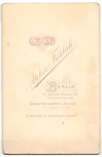 Fotografie Atelier Fröhlich, Berlin, Mutter mit ihrer Tochter auf dem Schoss, Mutterglück