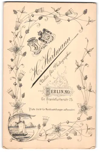 Fotografie H. Hartmann, Berlin, Wappen der Stadt mit floraler Verizierung