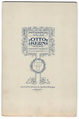 Fotografie Otto Kern, Wien, Margarethenstr. 32, Anschrift des Atelier mit blumiger Verzierung
