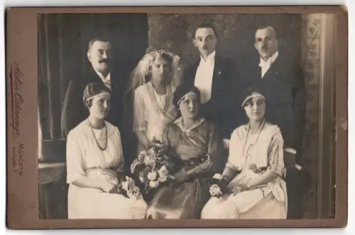 Fotografie Ostermayr, München, Hochzeitsgesellschaft mit Braut und Bräutigam nebst Trauzeugen