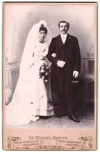 Fotografie Th. Wenzel, Berlin, junges Brautpaar im Hochzeitskleid mit Schleier und im Anzug mit Zylinder