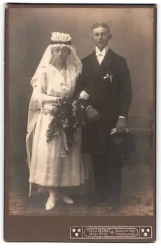 Fotografie Max Bolloni, Walsrode, Ehepaar am Hochzeitstag im Brautkleid und Anzug