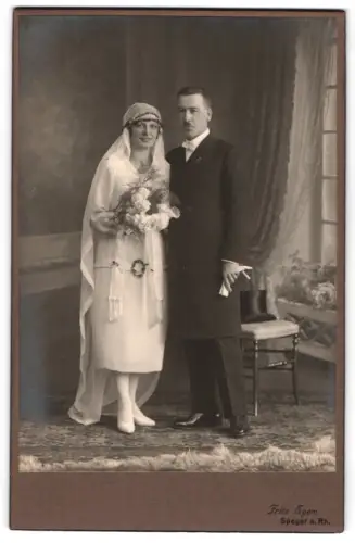 Fotografie Fritz Egem, Speyer a. Rh., Brautpaar im Hochzeitskleid mit Brautstrauss und im Anzug