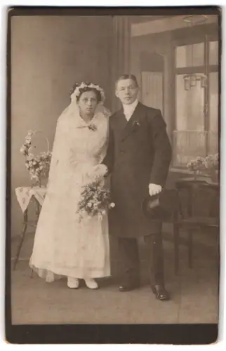 Fotografie unbekannter Fotograf und Ort, junge Eheleute am Hochzeitstag im Brautkleid