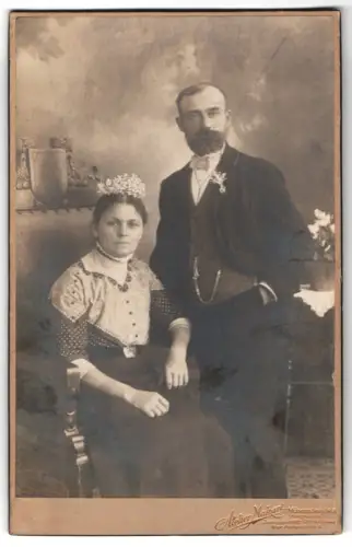 Fotografie Makart, Münsterberg, Ehepaar in schlichter Hochzeitskleidung