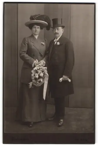 Fotografie Sig. Bing, Wien, Brautpaar im Anzug mit Zylinder und Braut im Blazer