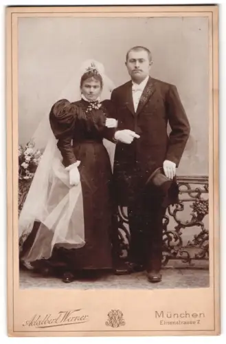 Fotografie Adalbert Werner, München, bayerisches Brautpaar im schwarzen Brautkleid und Anzug