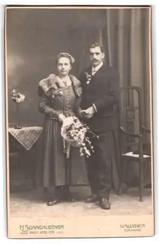 Fotografie H. Sonnenleitner, Gmunden / Traunsee, österreichisches Brautpaar im Kleid mit Pelzschal