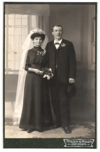Fotografie W. Müller, Zofingen, Portrait Brautpaar im schwarzen Hochzeitskleid und Anzug