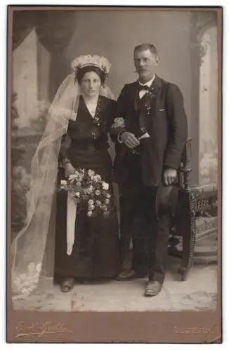 Fotografie Emil Goeth, Luzern, Hochzeitspaar im schwarzen Brautkleid und im Anzug