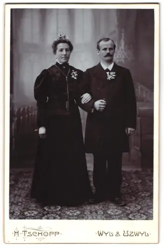 Fotografie H. Tschopp, Wyl, Hochzeitspaar im schwarzen Brautkleid und im Anzug