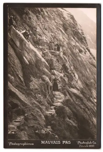 Fotografie Photoglob Co., Zürich, Ansicht Chamonix-Mont-Blanc, Wanderer am Mauvais Pas