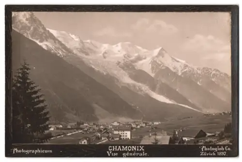 Fotografie Photoglob Co., Zürich, Ansicht Chamonix-Mont-Blanc, Blick auf den Ort mit Bergpanorama