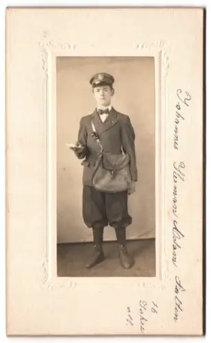 Fotografie unbekannter Fotograf und Ort, junger Briefträger / Postbote Johannes Hermann Adam Faltin in Uniform, Posttasc