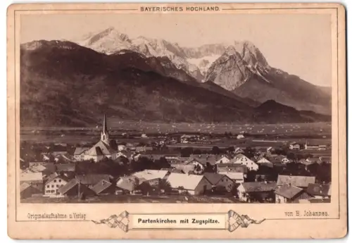 Fotografie B. Johannes, Partenkirchen, Ansicht Partenkirchen, Blick über den Ort nach der Zugspitze