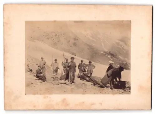 Fotografie Bergsteiger bei einer Rast am Berg, Gletscher, Fotograf mit Fotografentasche