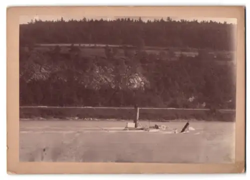 Fotografie Binneschiff in Seenot, in der Strömung gesunkenes Schiff